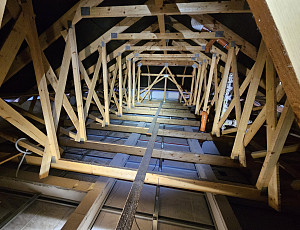 Zateplení stropu bungalovu pomocí foukané izolace